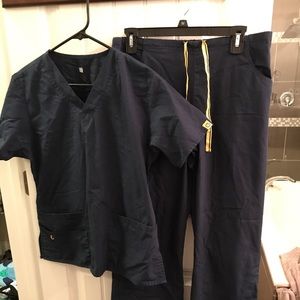 Wonder Wink Navy Scrub Set Medium Too & Bottoms